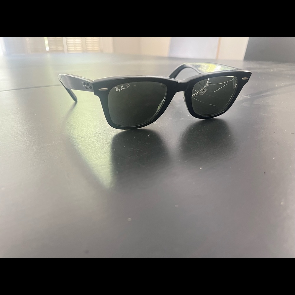Old Style Ray Ban Wayfarer Polarized (one broken lense)